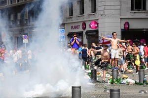 بالصور... جماهير انجلترا تواصل أعمال الشغب منذ وصولها إلى فرنسا