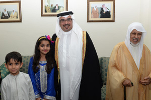 بالصور...  ولي العهد يزور مجلس الشيخ إبراهيم عبداللطيف آل سعد 