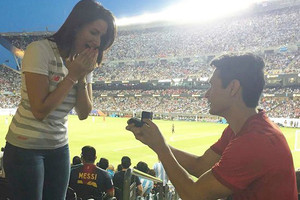 كوبا أمريكا... طرائف المشجعين: عاشق يطلب الزواج من حبيبته وآخر يحتضن ميسي