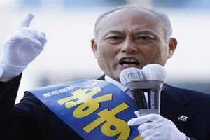 الحزب الحاكم في اليابان قد يدعم تصويتا لسحب الثقة من حاكم طوكيو