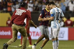 مشجع اقتحم مباراة الأرجنتين وبنما من أجل معانقة ميسي!