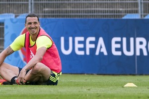 سويسرا وألبانيا في حاجة إلى إبراهيموفيتش ولوكاكو