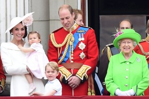 عرض عسكري وجوي بمناسبة العيد التسعين للملكة اليزابيث 