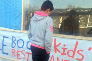 الغارديان: أطفال لاجئون عرضة للاستغلال الجنسي في فرنسا