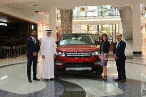 'سيتي سنتر البحرين' يكرم الفائز بحملة 'الفورمولا 1' بسيارة رنج روفر سبورت 2016