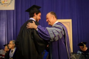 بالصور... ملك وملكة الأردن يحتفلان بتخرج ولي العهد من الجامعة