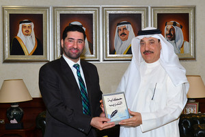 حميدان يتسلم نسخة من كتاب 'حكاية التدريب' لمحمود طرادة