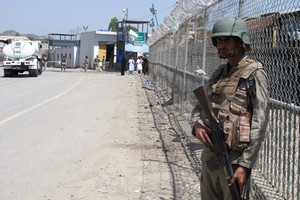 القوات الأفغانية والباكستانية تستأنف إطلاق النار عند معبر حدودي