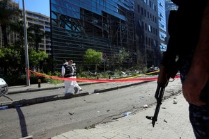 صحف 14 أذار تربط بين تفجير بيروت والعقوبات المصرفية على حزب الله