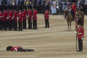 بالصور... انهيار جندي أثناء احتفالات ملكة بريطانيا بعيد ميلادها.. والسبب قبعته