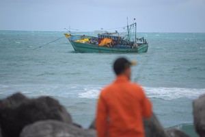 اليونان تبحث عن قارب يشتبه أنه لمهاجرين قبالة كريت