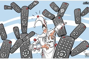 كاريكاتير'صحيفة مكة': تنافس الفضائيات في طرح برامج شهر رمضان تشتت ذهنية المشاهد وتجعله في حيرة