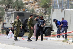 مسلحون يستولون على سيارة وزير فلسطيني في الضفة الغربية