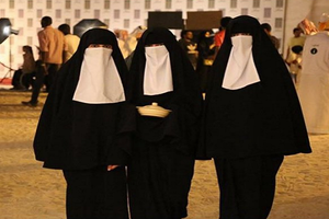 غضب سعودي من مشبه نساء بلاده بـ'أكياس الفحم'