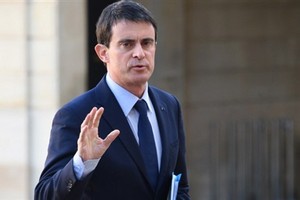 رئيس وزراء فرنسا يؤكد ترحيل بعض المشجعين بعد أعمال عنف