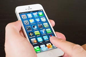 تغريم امرأة ربع مليون درهم اماراتي شتمت طليقها عبر رسالة هاتفية