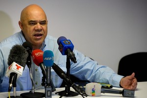 المعارضة الفنزويلية تحذر من اضطرابات في البلاد حال عرقلة استفتاء على عزل الرئيس