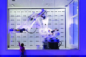 روبوتات تودع الأمتعة وتصف المركبات في المطار