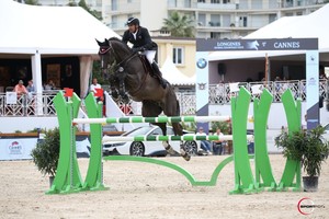 حسن بن راشد على منصة التتويج في بطولة 'كان' لقفز الحواجز