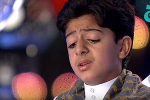 بالصور... البحريني محمد حبيل يلقى إعجاب لجنة تحكيم مسابقة «تيجان النور» القرآنية