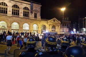 صدامات بين الشرطة الفرنسية ومشجعي كرة قدم في مدينة ليل