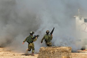 قوات إسرائيلية تعتقل 8 فلسطينيين في أنحاء مختلفة من الضفة الغربية