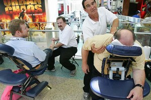 فريق سنغافوري يبتكر سترة لتدليك العضلات