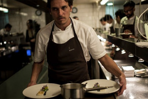 طاه سوري لاجئ في مطبخ مطعم فرنسي 