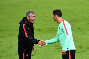 سانتوس مدرب البرتغال يدافع عن رونالدو