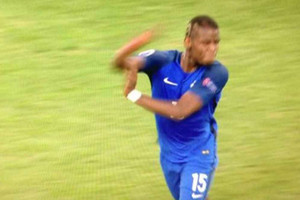 حركة غير أخلاقية من بوغبا والأخير يرد