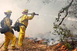 إجلاء المئات بسبب حرائق الغابات في كاليفورنيا ونيو مكسيكو
