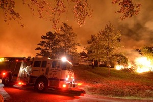 إجلاء المئات بسبب حرائق الغابات في كاليفورنيا ونيو مكسيكو