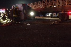 السعودية: مصرع 3 أشخاص وإصابة 45 بحادث مروري بين حافلة وشاحنة