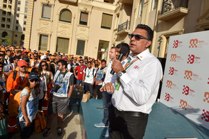 عبدالله بن عيسى يزور حلبة باكو ويتفقد البحرينيين المنظمين لسباق الـ F1