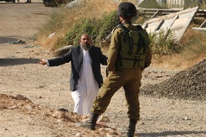 قوات إسرائيلية تعتقل 3 فلسطينيين بالضفة الغربية