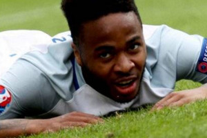 حملة من مشجع انجليزي لطرد ستيرلينج من فرنسا