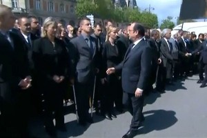 شرطي فرنسي يرفض مصافحة هولاند