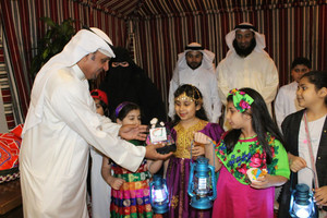  متطوعون يقيمون حفلة 'قرقاعون' للأطفال في باب البحرين