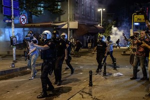 في تركيا... متشددون يهاجمون حفلا موسيقيا معترضين على شرب الخمر رمضان