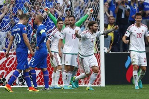 المجر على حافة التأهل الأوروبي وايسلندا تواصل المفاجأة