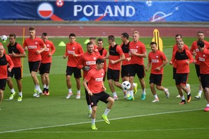 بولندا تجري التدريب الأخير قبل السفر إلى مارسيليا