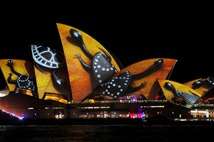 بالصور... سيدني تشع بالأضواء