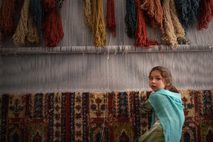 بالصور... لاجئون أفغان يعملون في مصنعٍ للسجاد في بيشاور