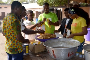 طباخ في غانا يتصدى لمشكلة الهدر الغذائي لإطعام الفقراء