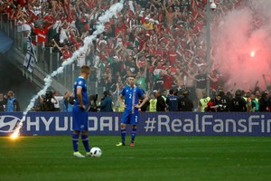كأس أوروبا 2016: الأيسلنديون يواجهون الشغب بـ'العناق'