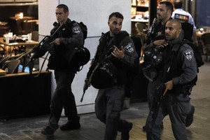 قوات إسرائيلية تعتقل 12 فلسطينيا في أنحاء مختلفة من الضفة الغربية