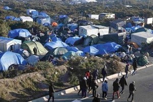 صدامات بين الشرطة ومهاجرين في مخيم كاليه بشمال فرنسا