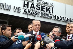 اردوغان يدين هجوم متطرفين على معجبي فرقة بريطانية وشرب الكحول