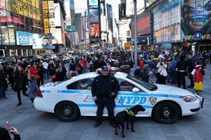 القبض على 3 بحوزتهم أسلحة قرب نفق يربط نيوجيرزي ونيويورك