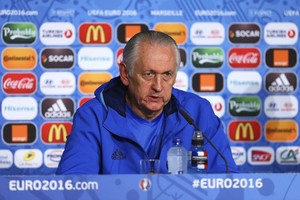 فومنكو يستقيل من تدريب أوكرانيا عقب مباراة بولندا